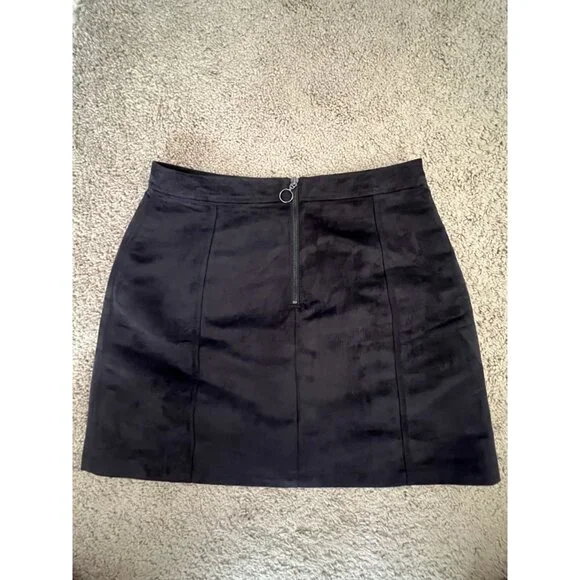 Old Navy Black Suede Utility Front Pocket Zipper Mini Skirt - Size 6 - Picture 2 of 9